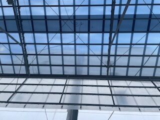 ひさしの色はブルーです。